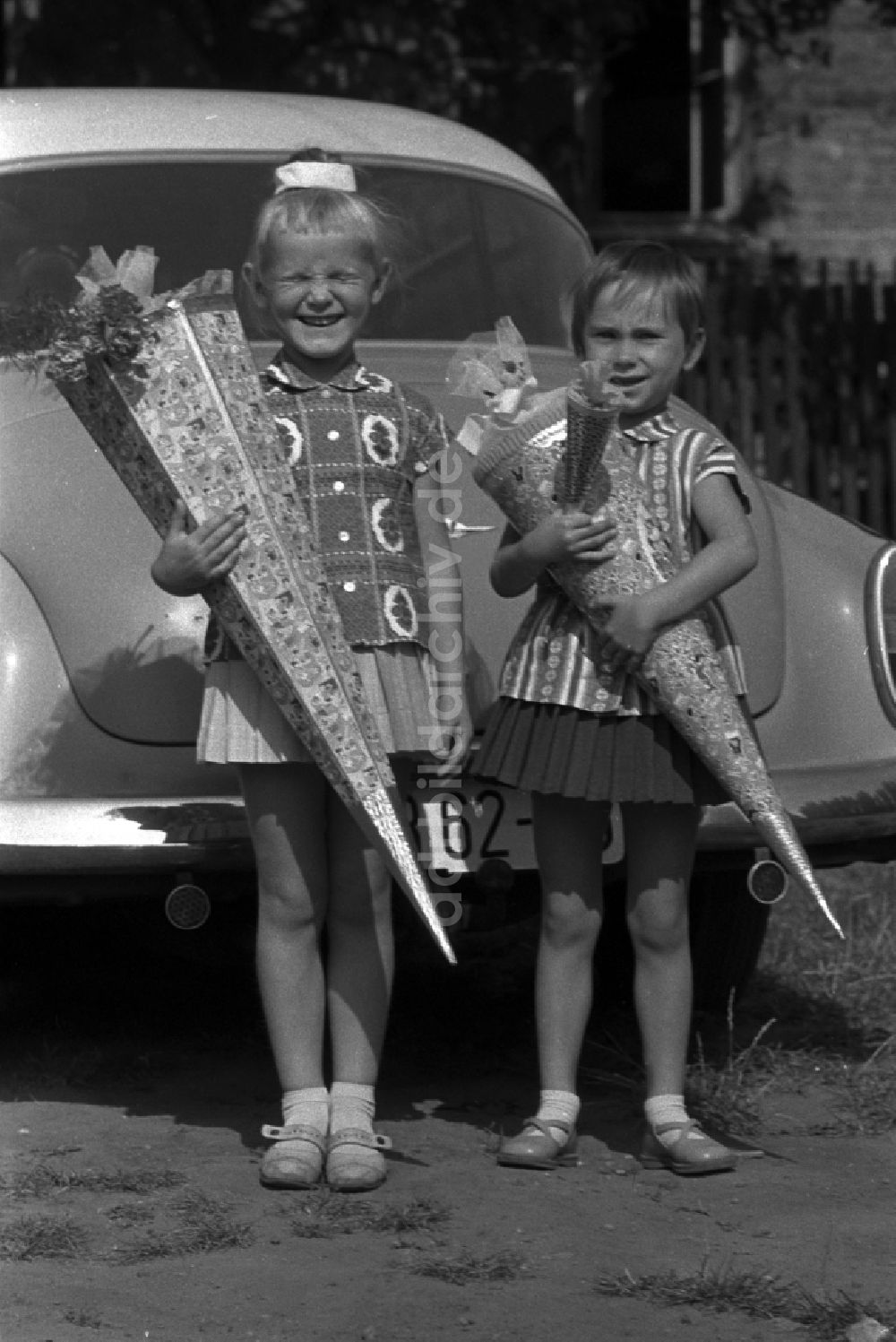 DDR-Fotoarchiv: Berlin - Mitte - 2 Mädchen mit ihren Zuckertüten in Berlin