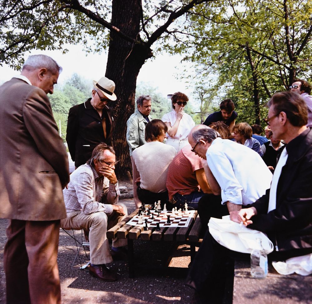 Berlin: Männer spielen Schach im Volkspark Friedrichshain in Ostberlin