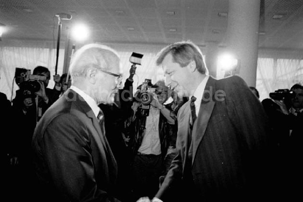 DDR-Fotoarchiv: Leipzig - März.1986 Leipziger Frühjahrsmesse.Erich Honecker besucht folgen