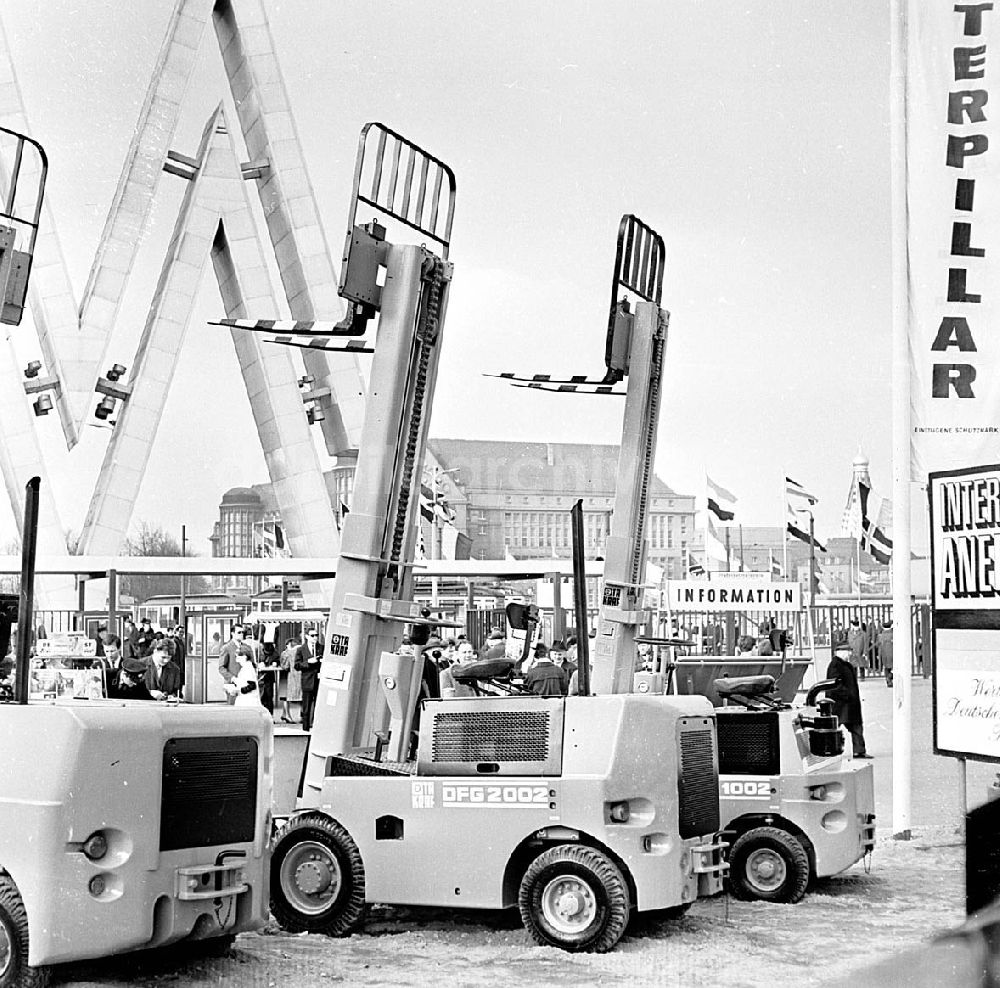 DDR-Fotoarchiv: Leipzig / Sachsen - März 1967 Technische Messe in Leipzig (Sachsen) Ausstellung des VTA-Gabelstapler Umschlagnr.: 15 Foto: unbekannt