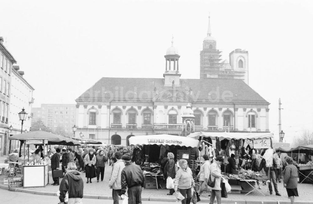DDR-Bildarchiv: Sachsen-Anhalt - Magdeburg, Altermarkt mit Wochenmarkt, Rathaus im Hintergrund. Foto:ND, Lenke Umschlag:253
