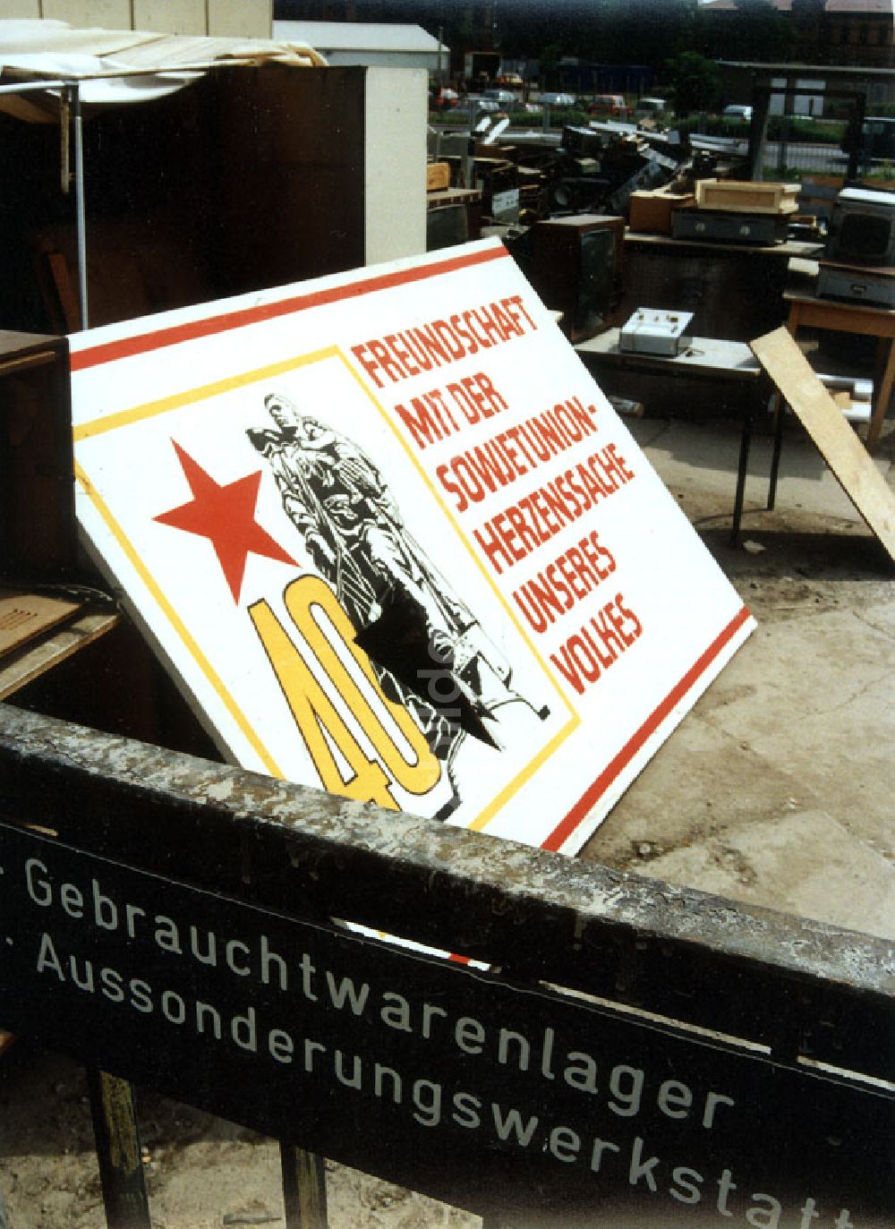 Magdeburg: Magdeburg: Gebrauchtwarenlager der Geschichte auf dem Gelände der Technischen Universität Magdeburg 10.06.1992