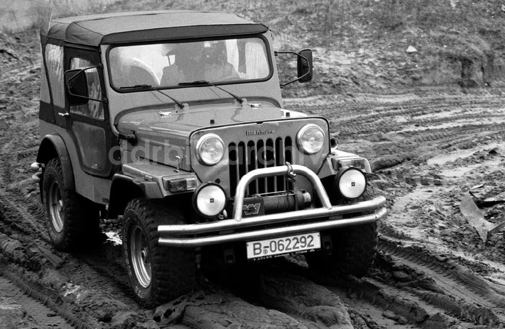 DDR-Bildarchiv: unbekannt - MAHINDRA-Jeep 21.12.92 Foto: ND/Lange Umschlagnummer: 1248