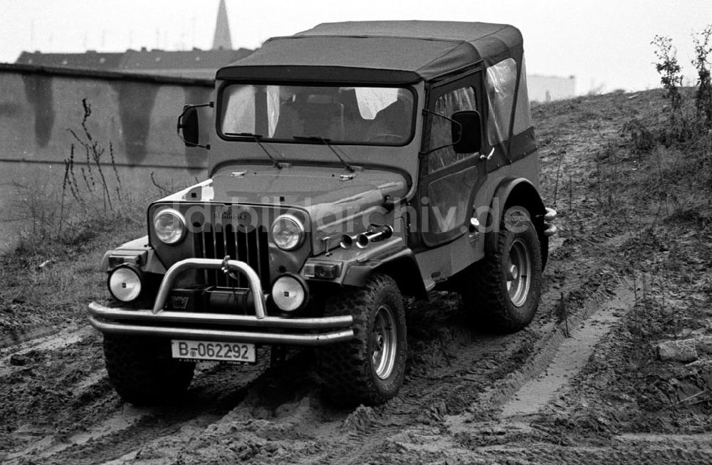 DDR-Fotoarchiv: unbekannt - MAHINDRA-Jeep 21.12.92 Foto: ND/Lange Umschlagnummer: 1248