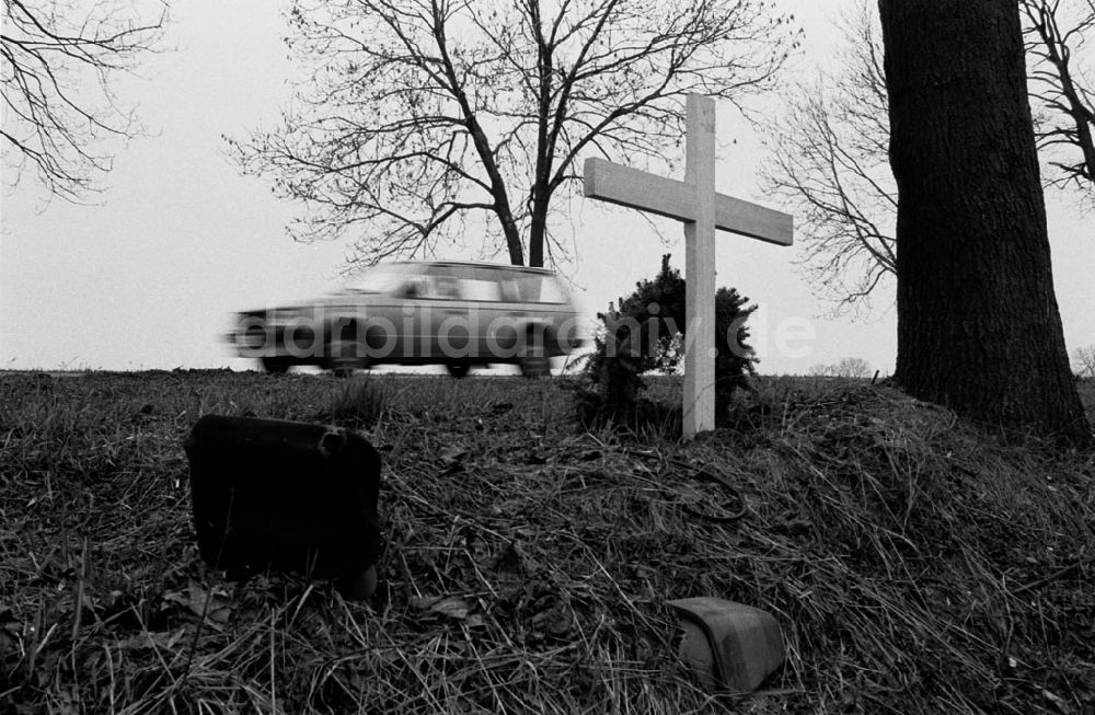 DDR-Bildarchiv: - Mahn-Kreuz (Unfall) an Graben Umschlagnummer: 7311