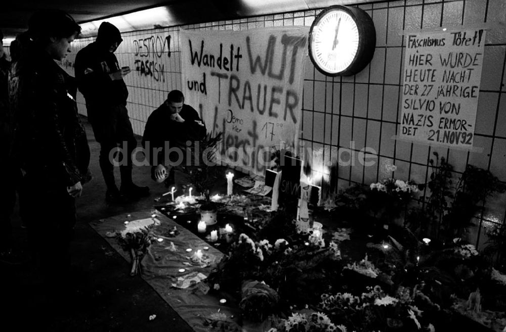 DDR-Fotoarchiv: Berlin-Lichtenberg - Mahnwache für ermordeten Hausbesetzer Samariterstr. 22.11.92 Foto: ND/Lange Umschlagnummer: 1212