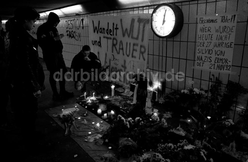 Berlin-Lichtenberg: Mahnwache für ermordeten Hausbesetzer Samariterstr. 22.11.92 Foto: ND/Lange Umschlagnummer: 1212
