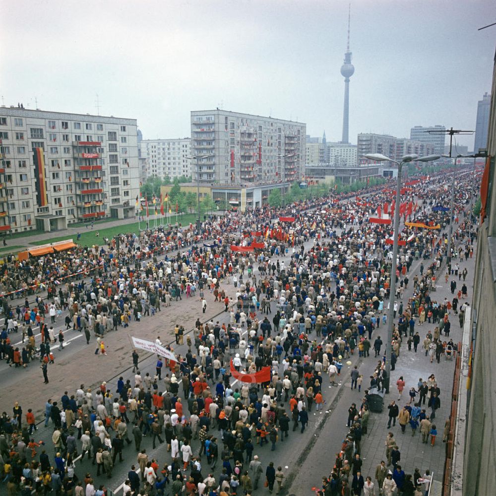 DDR-Fotoarchiv: Berlin - Mai-Demonstration 1975 Berlin