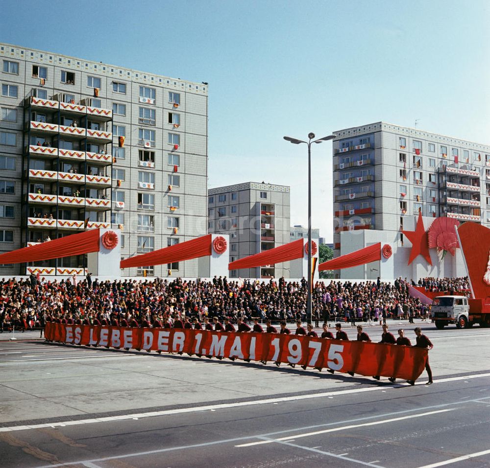 DDR-Fotoarchiv: Berlin - Mai-Demonstration 1975 Berlin
