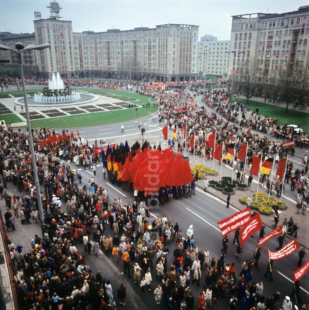 DDR-Bildarchiv: Berlin - Mai-Demonstration 1974 Berlin