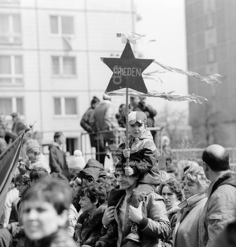 DDR-Bildarchiv: Berlin - 1.Mai Demonstration in Berlin, der ehemaligen Hauptstadt der DDR, Deutsche Demokratische Republik