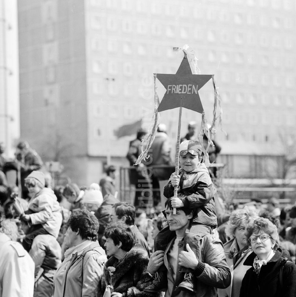 DDR-Fotoarchiv: Berlin - 1.Mai Demonstration in Berlin, der ehemaligen Hauptstadt der DDR, Deutsche Demokratische Republik