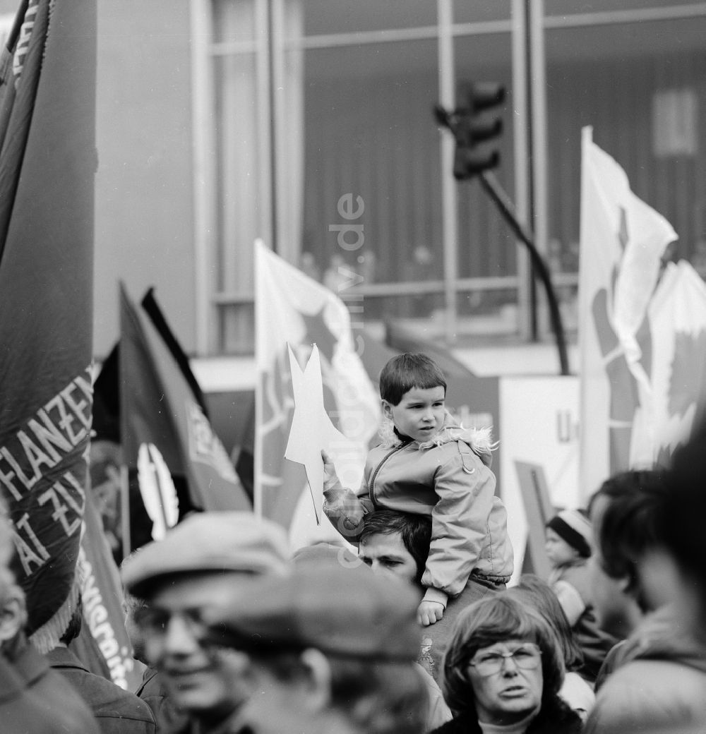 Berlin: 1.Mai Demonstration in Berlin, der ehemaligen Hauptstadt der DDR, Deutsche Demokratische Republik