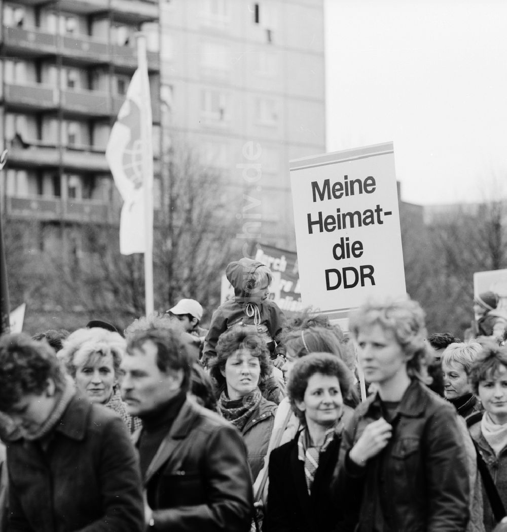 DDR-Bildarchiv: Berlin - 1.Mai Demonstration in Berlin, der ehemaligen Hauptstadt der DDR, Deutsche Demokratische Republik