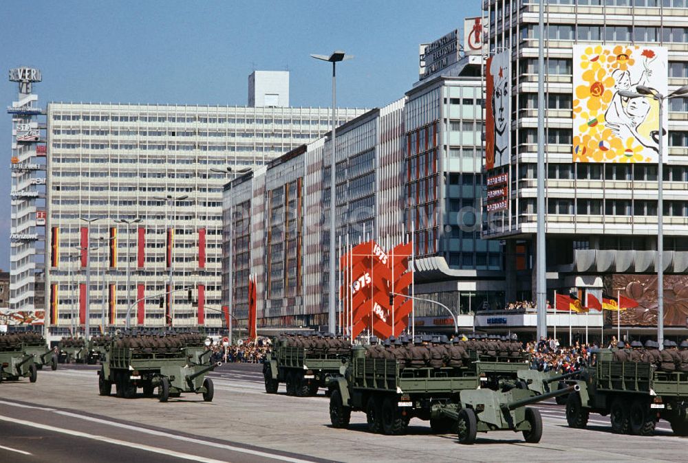 DDR-Bildarchiv: Berlin - Mai-Demonstration 1975 Berlin, Militärparade
