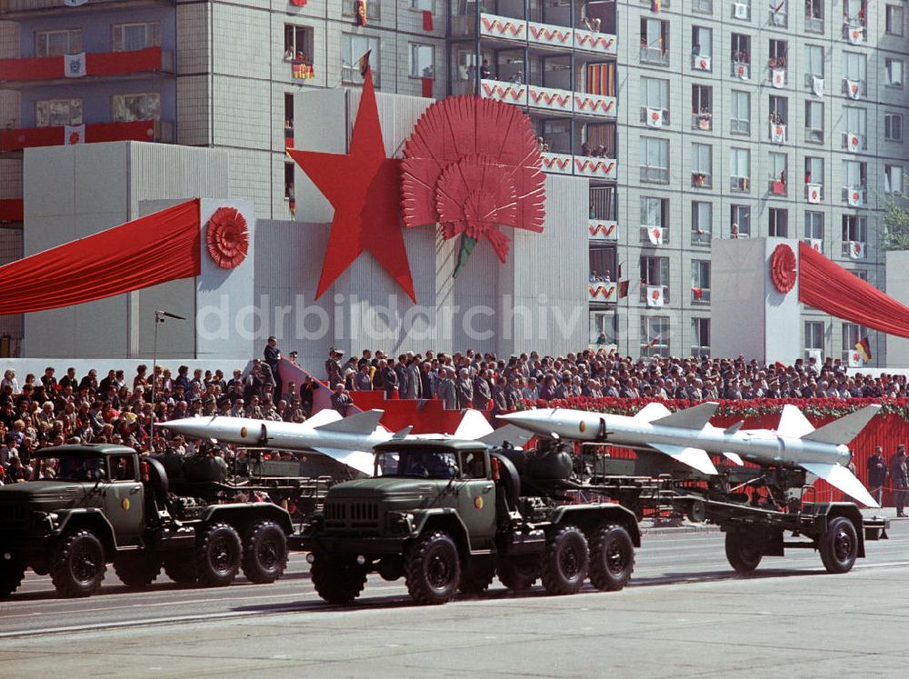 DDR-Bildarchiv: Berlin - Mai-Demonstration 1975 Berlin, Militärparade