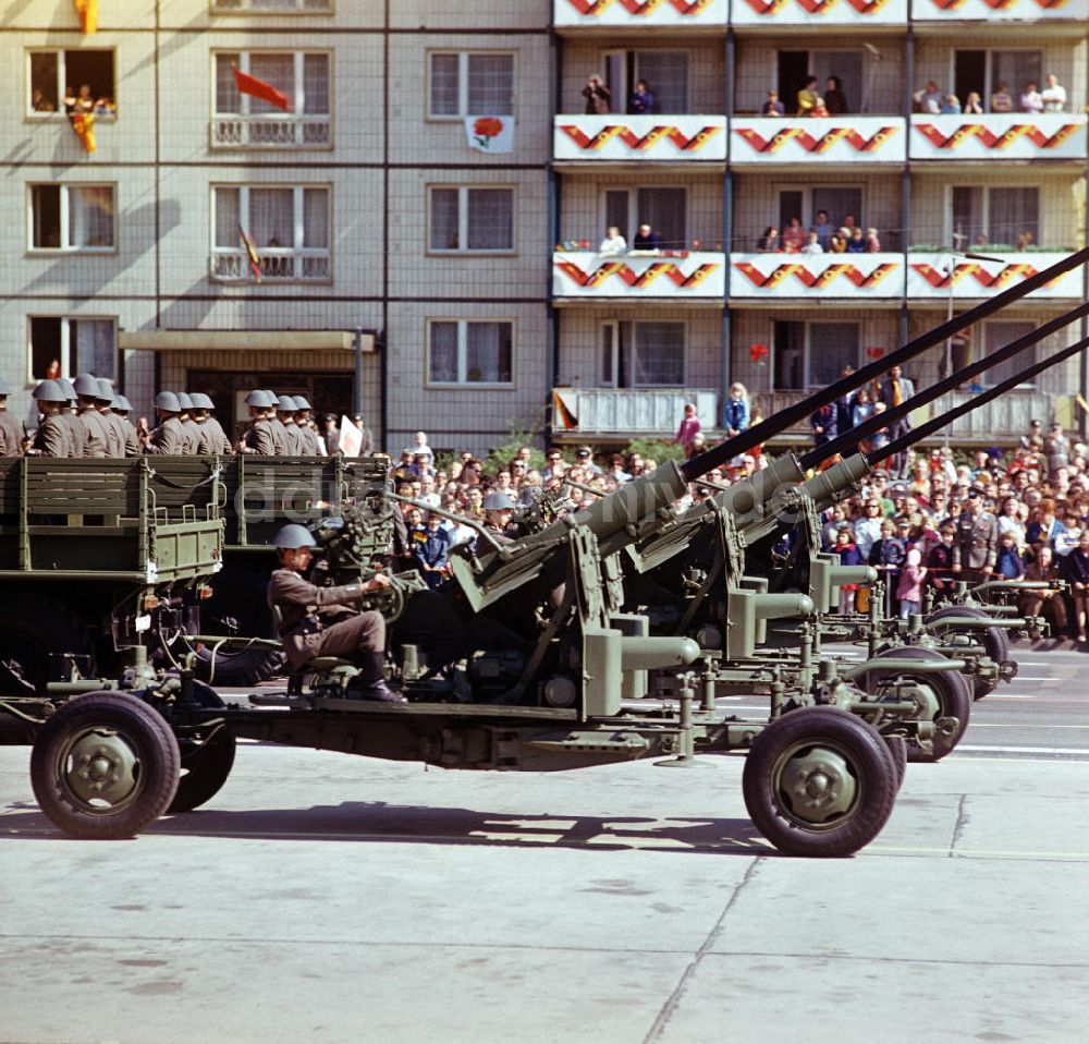 DDR-Fotoarchiv: Berlin - Mai-Demonstration 1975 Berlin, Militärparade
