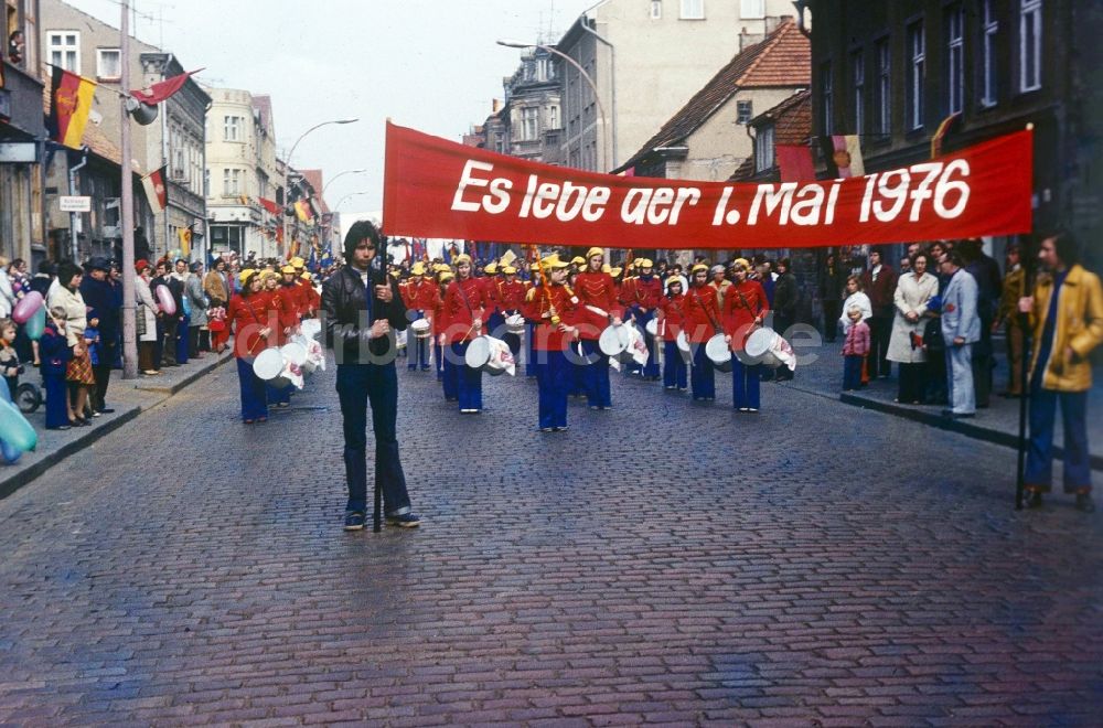 Neustrelitz: 1. Mai Demonstration in Neustrelitz in Mecklenburg-Vorpommern in der DDR