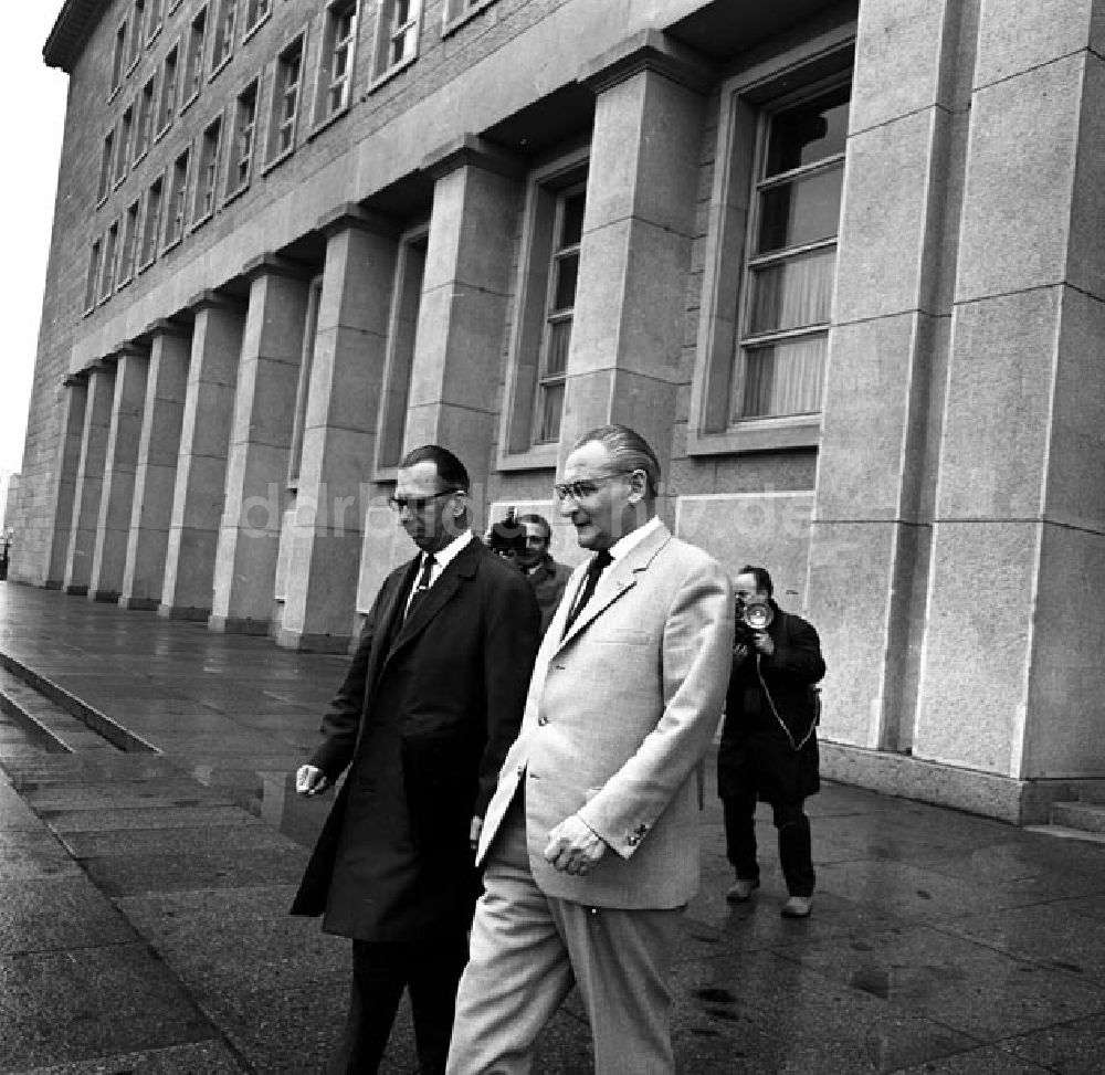 DDR-Bildarchiv: Berlin - Mai 1966 Gespräche zwischen Vertretern der SED (Sozialistische Einheitspartei Deutschlands) und SPD (Sozialistische Partei Deutschlands)