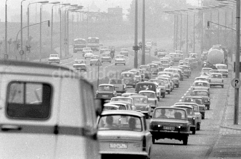 DDR-Fotoarchiv: Berlin - Mai 1973 Straßenverkehr Dreispurig.