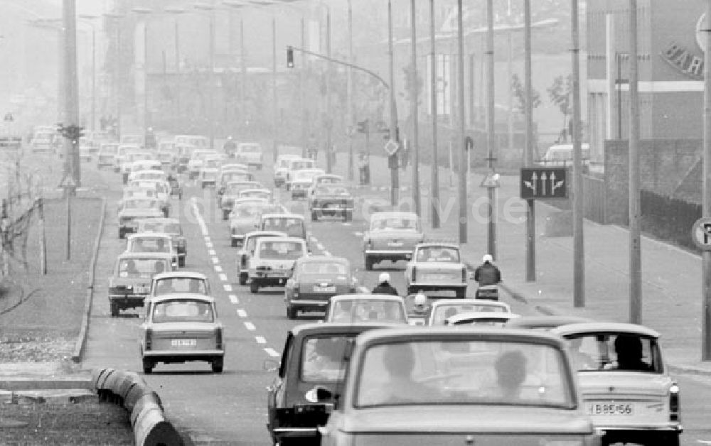Berlin: Mai 1973 Straßenverkehr Dreispurig.