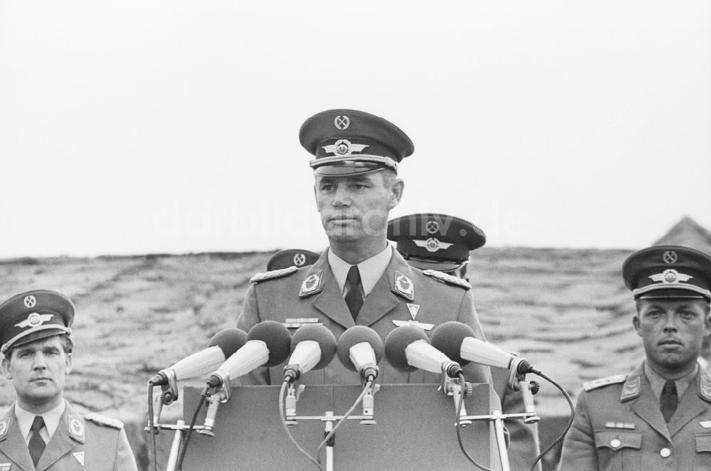 Peenemünde: Major Gerhard Fiß, Flugzeugführer und Kommandeur des Jagdfliegergeschwader 9 (JG-9) der NVA in Peenemünde in Mecklenburg-Vorpommern in der DDR