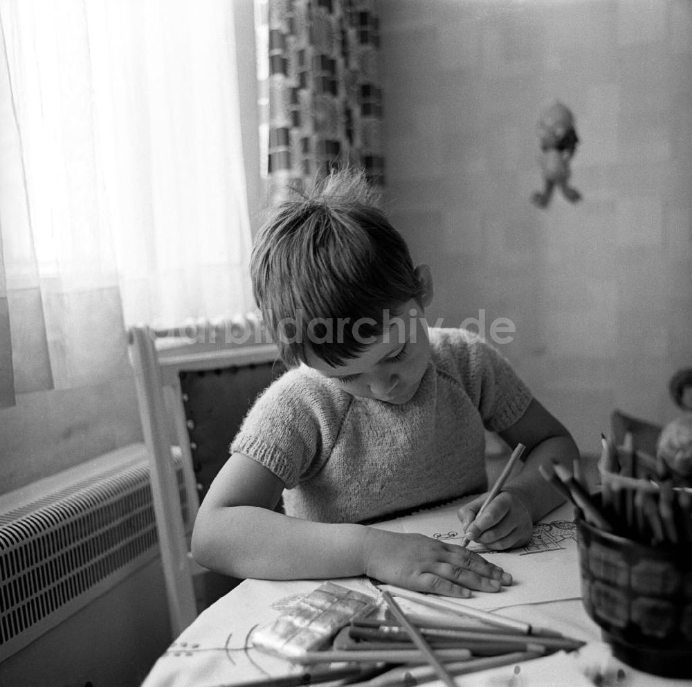 DDR-Fotoarchiv: Berlin - Malendes Kind im Kinderzimmer in Berlin