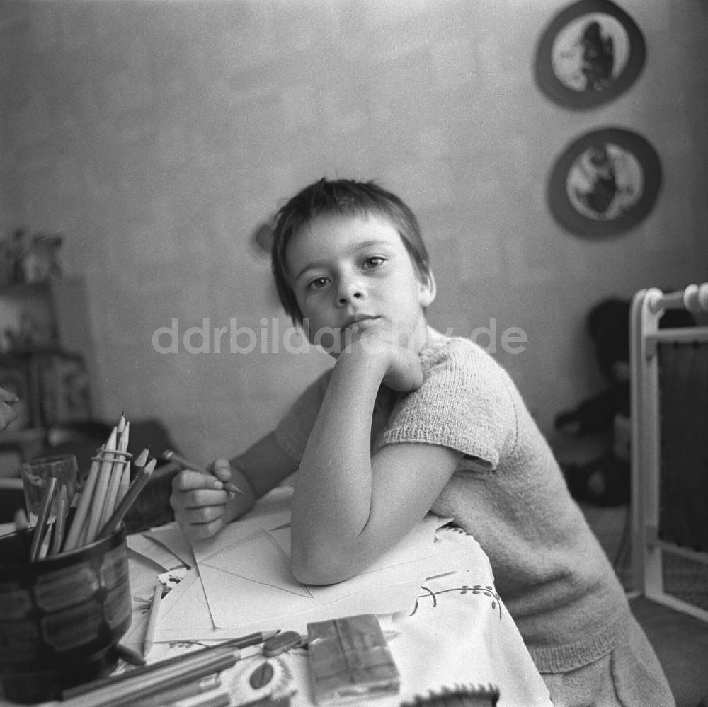 DDR-Fotoarchiv: Berlin - Malendes Kind im Kinderzimmer in Berlin