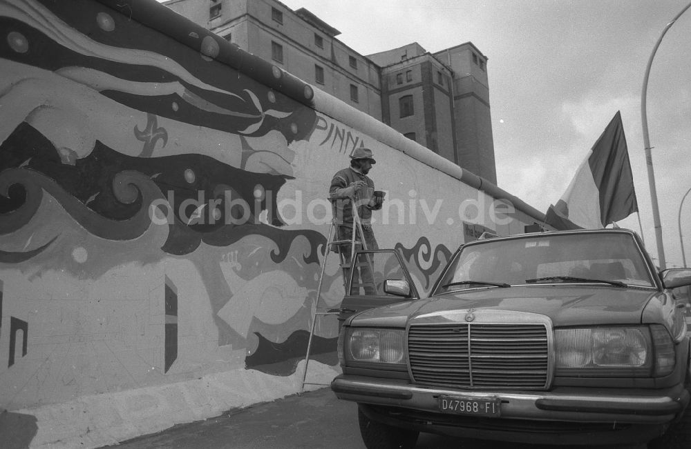 Berlin: Maler Fulvio Pinna an der East Side Gallery in Berlin in der DDR