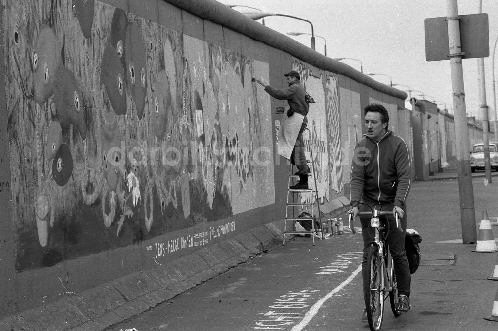 DDR-Fotoarchiv: Berlin - Maler Fulvio Pinna an der East Side Gallery in Berlin in der DDR