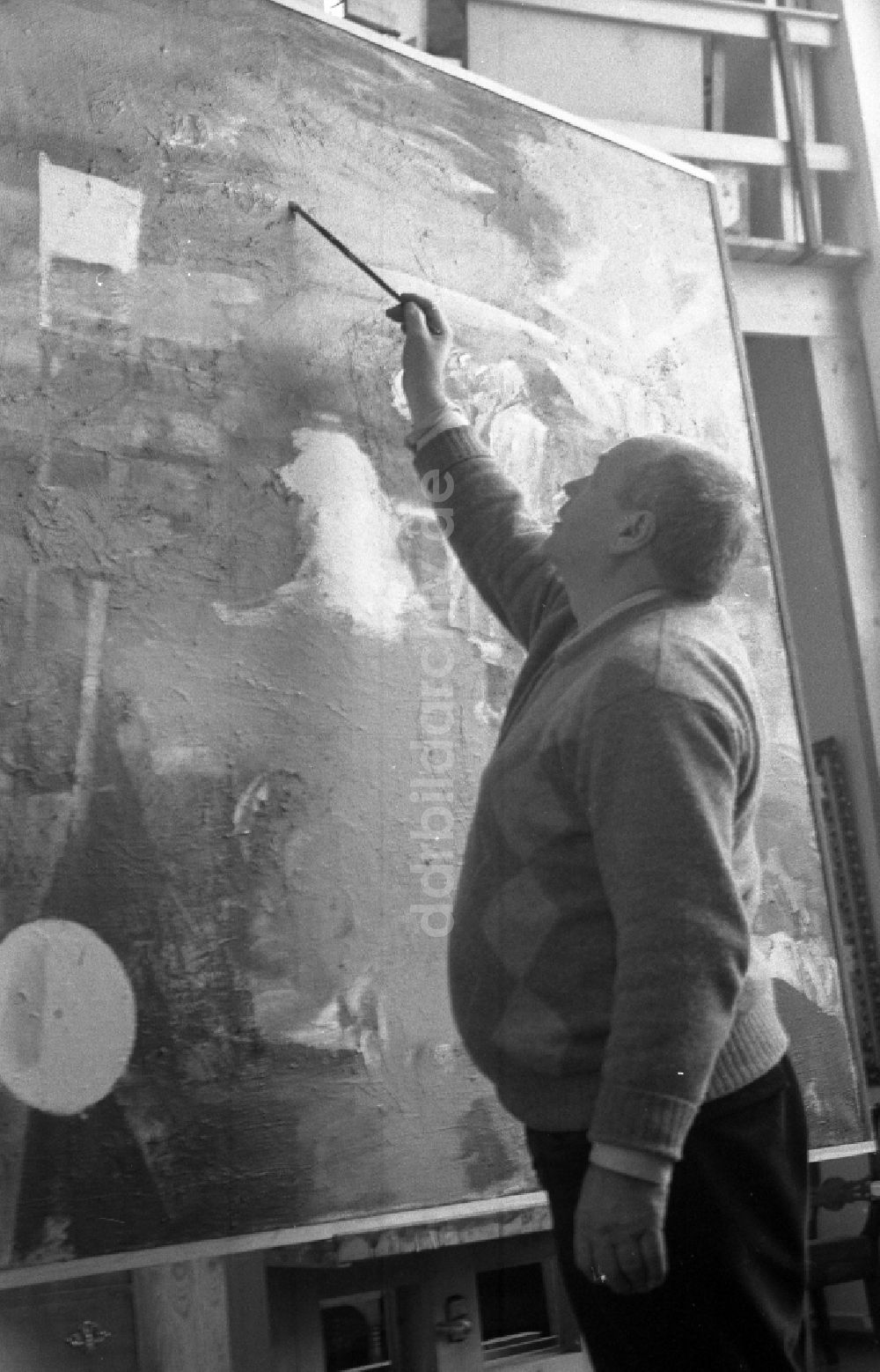 DDR-Bildarchiv: Berlin - Maler Professor Walter Womacka in seinem Atelier in Berlin in der DDR