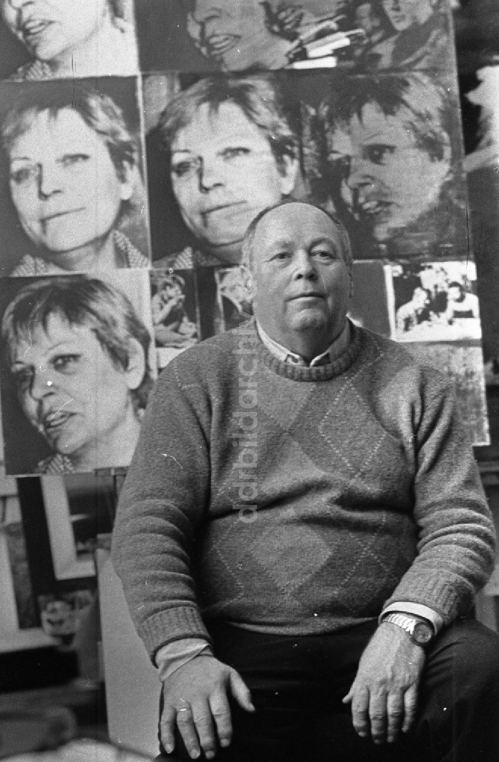 DDR-Bildarchiv: Berlin - Maler Professor Walter Womacka in seinem Atelier in Berlin in der DDR