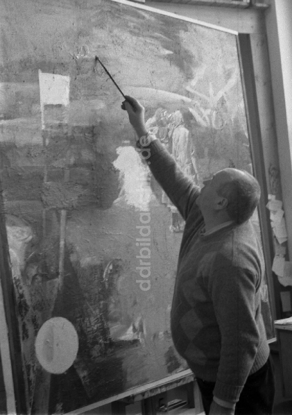 DDR-Fotoarchiv: Berlin - Maler Professor Walter Womacka in seinem Atelier in Berlin in der DDR