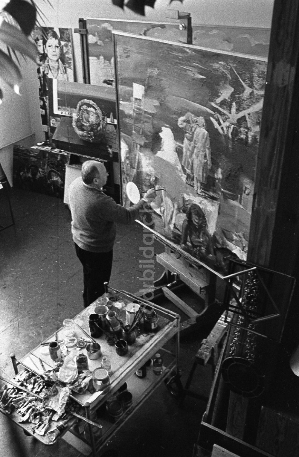 DDR-Fotoarchiv: Berlin - Maler Professor Walter Womacka in seinem Atelier in Berlin in der DDR