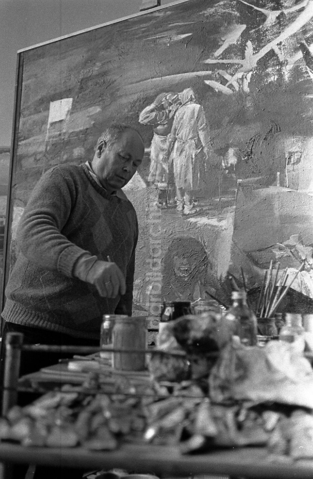 Berlin: Maler Professor Walter Womacka in seinem Atelier in Berlin in der DDR