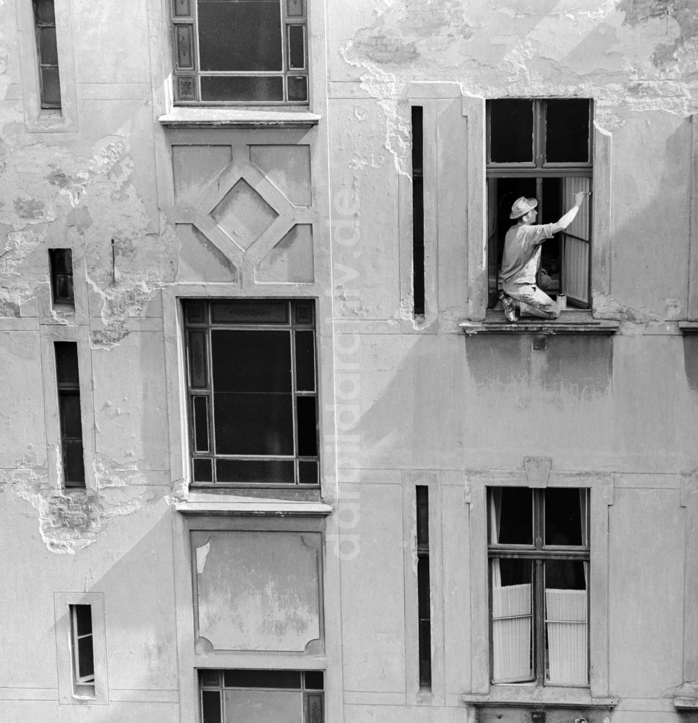 DDR-Bildarchiv: Berlin - Maler streicht Fenster in einem Hinterhof in Berlin, der ehemaligen Hauptstadt der DDR, Deutsche Demokratische Republik