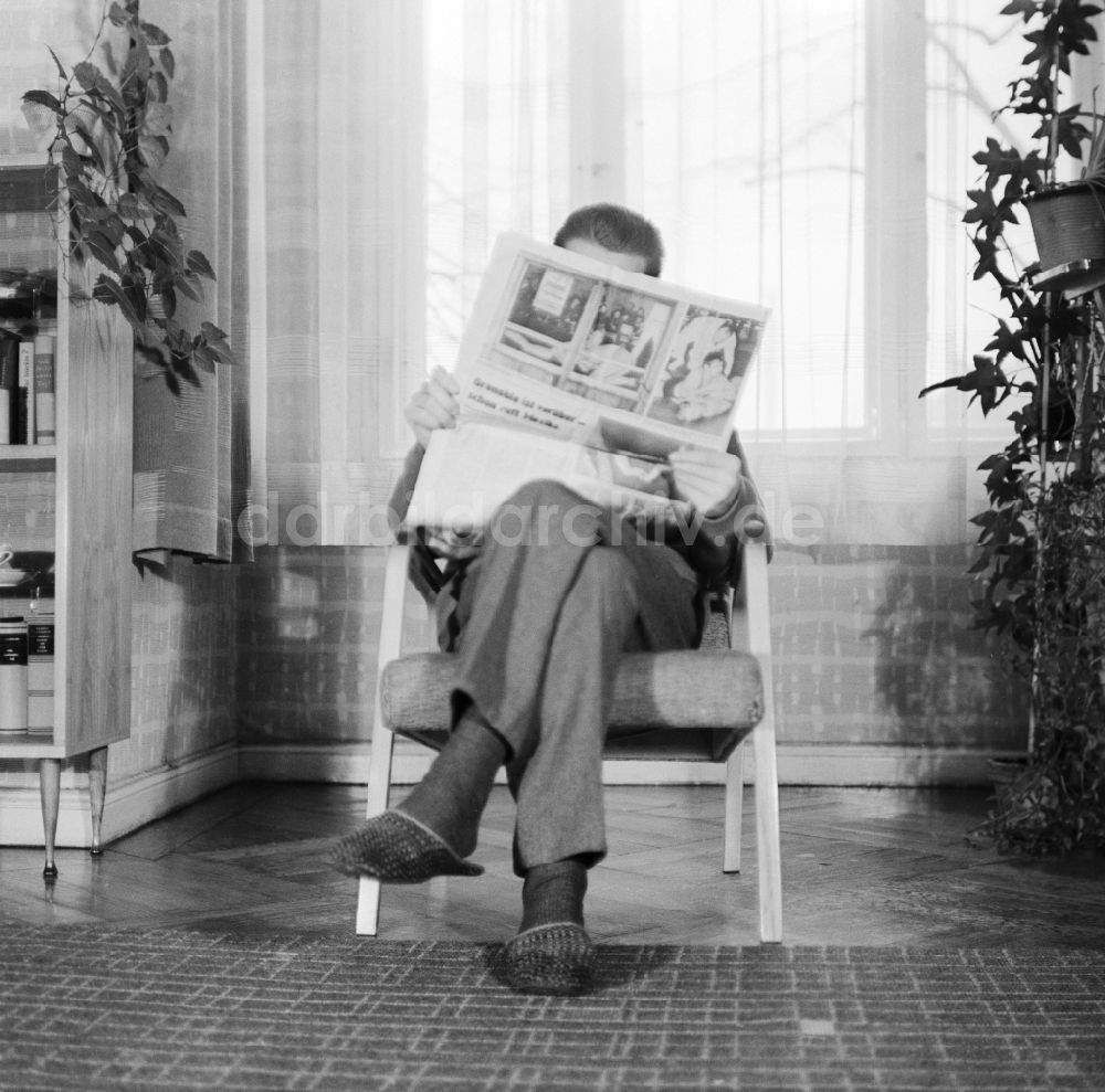Berlin: Mann beim Zeitung lesen in einem Sessel in Berlin