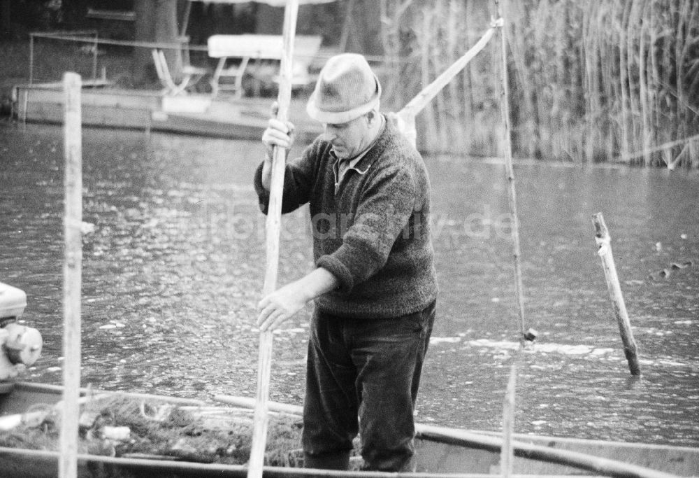 Grünheide (Mark): Mann mit Boot beim angeln auf dem Störitzsee in Grünheide (Mark) im Bundesland Brandenburg auf dem Gebiet der ehemaligen DDR, Deutsche Demokratische Republik