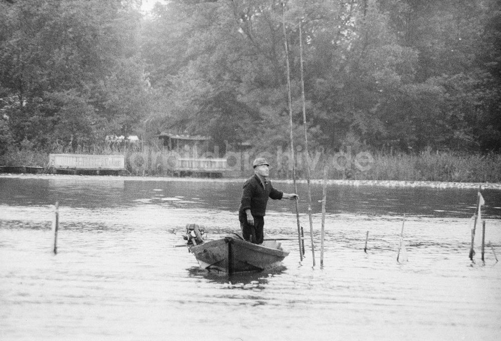 DDR-Bildarchiv: Grünheide (Mark) - Mann mit Boot beim angeln auf dem Störitzsee in Grünheide (Mark) in Brandenburg in der DDR