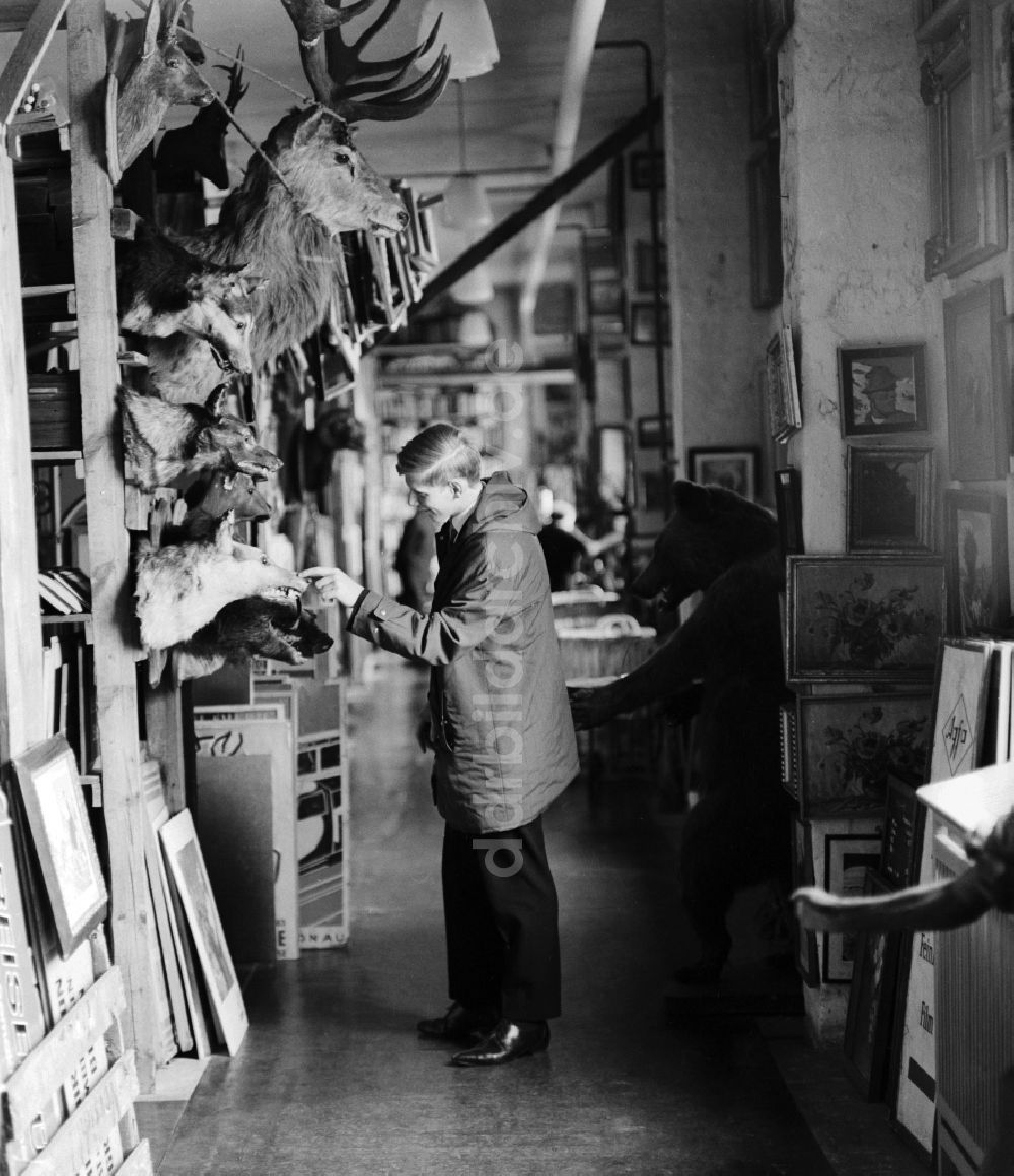 DDR-Fotoarchiv: Berlin - Mann in einem An- und Verkauf Geschäft in Berlin, der ehemaligen Hauptstadt der DDR, Deutsche Demokratische Republik