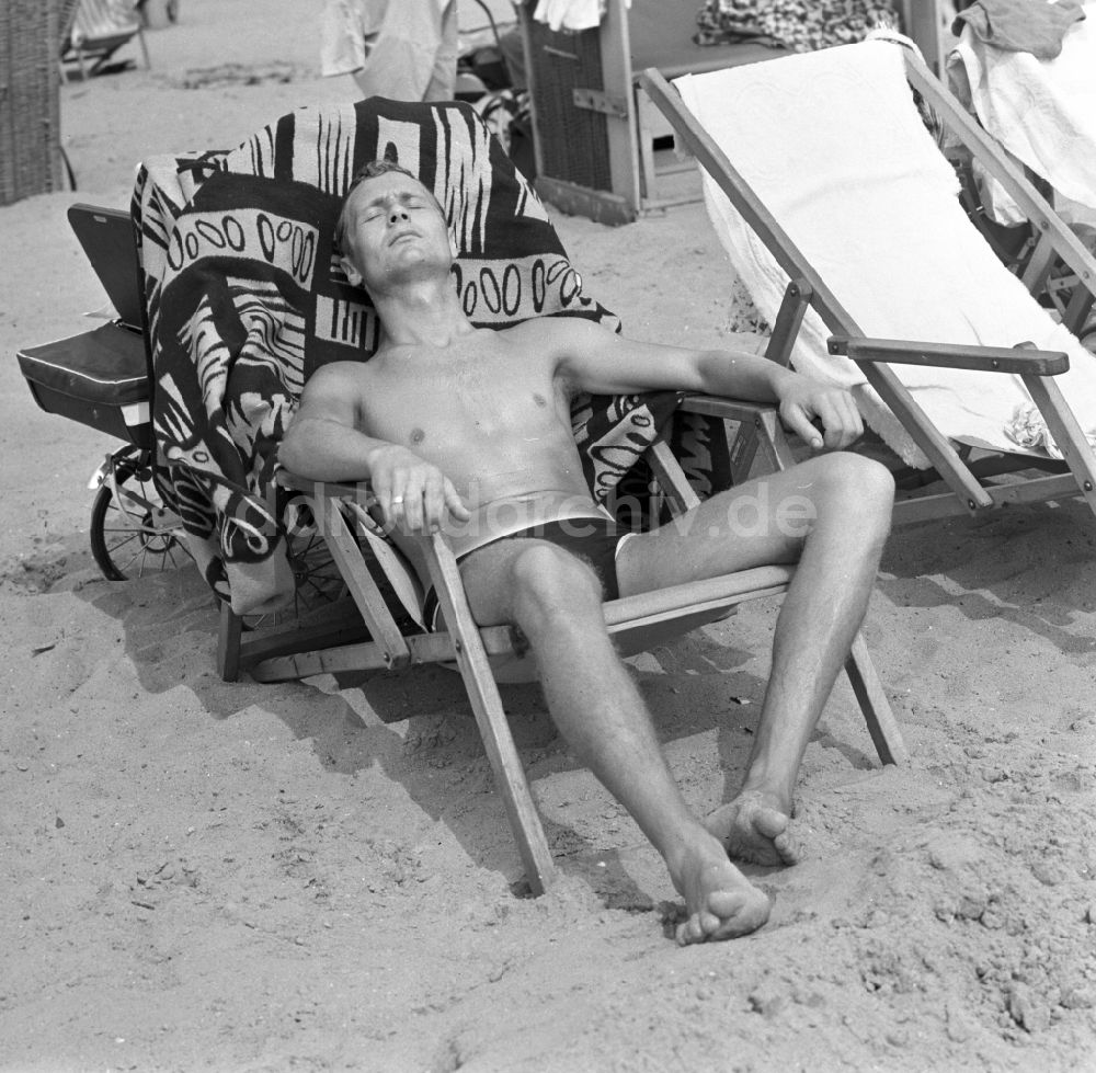 Berlin - Köpenick: Mann im Liegestuhl beim Sonnenbad im Strandbad Müggelsee in Berlin - Köpenick