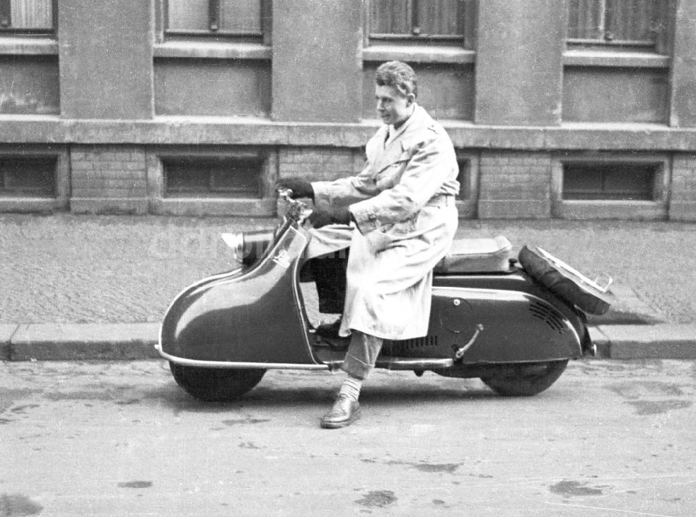 Weimar: Mann auf Motorroller, Weimar 1956