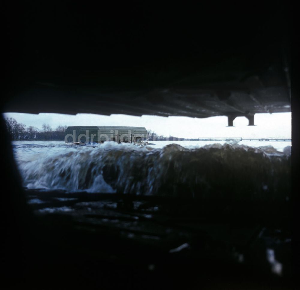 DDR-Fotoarchiv: Havel - Manöverübung der NVA: das Überwinden von Wasserhindernissen an der Havel