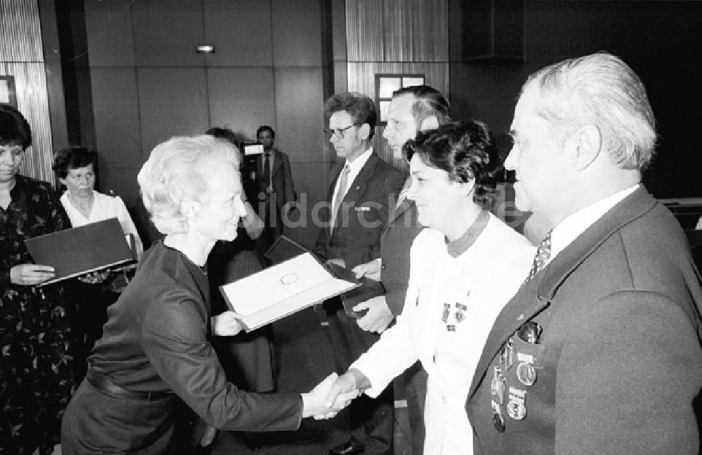 DDR-Bildarchiv: Berlin Mitte - Margot Honecker überreicht Auszeichnung in Berlin