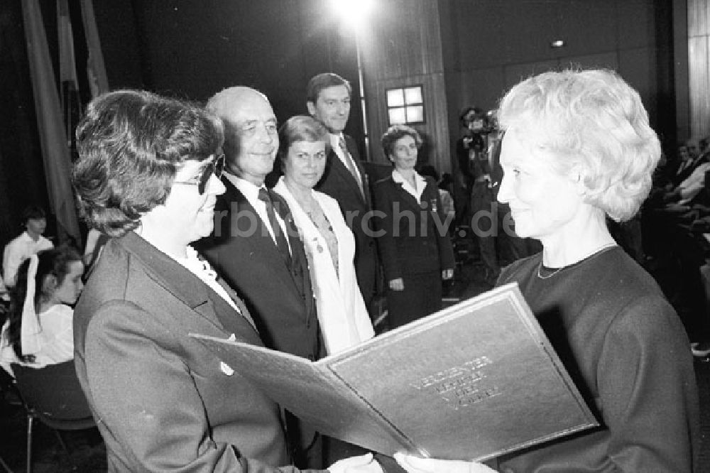 DDR-Fotoarchiv: Berlin Mitte - Margot Honecker überreicht Auszeichnung in Berlin