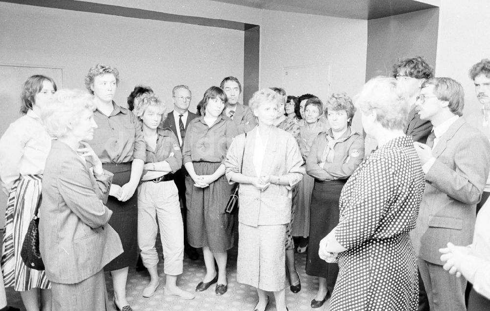 DDR-Bildarchiv: Berlin - Margot Honecker in der Scholochow OS Oberschule in Berlin - Marzahn in der DDR