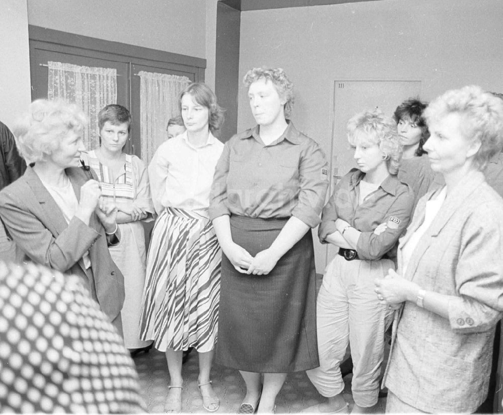 DDR-Fotoarchiv: Berlin - Margot Honecker in der Scholochow OS Oberschule in Berlin - Marzahn in der DDR