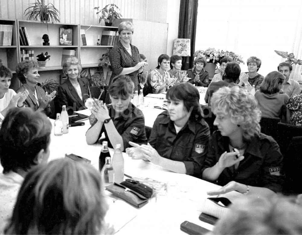 DDR-Bildarchiv: Berlin - Margot Honecker in der Scholochow OS Oberschule in Berlin - Marzahn in der DDR