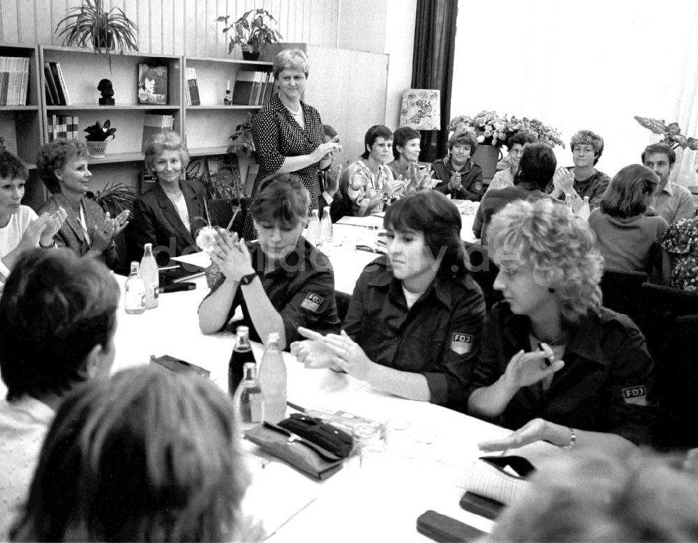 Berlin: Margot Honecker in der Scholochow OS Oberschule in Berlin - Marzahn in der DDR