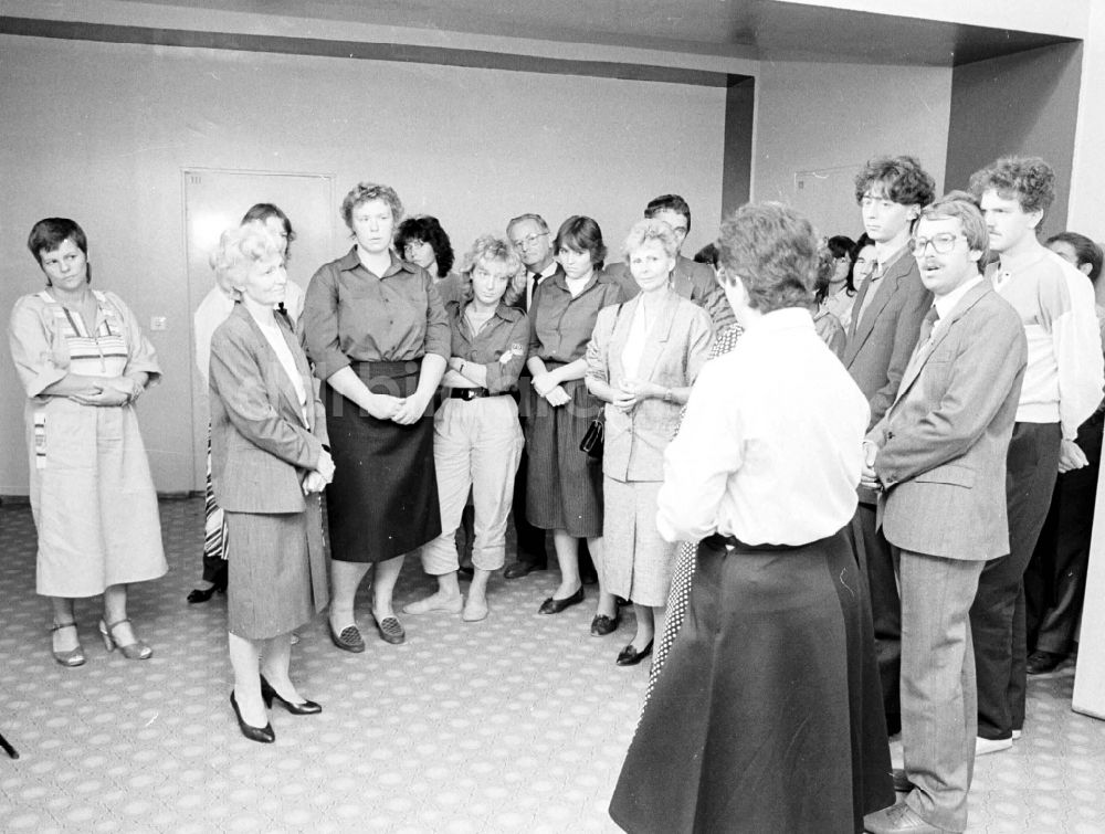 DDR-Fotoarchiv: Berlin - Margot Honecker in der Scholochow OS Oberschule in Berlin - Marzahn in der DDR
